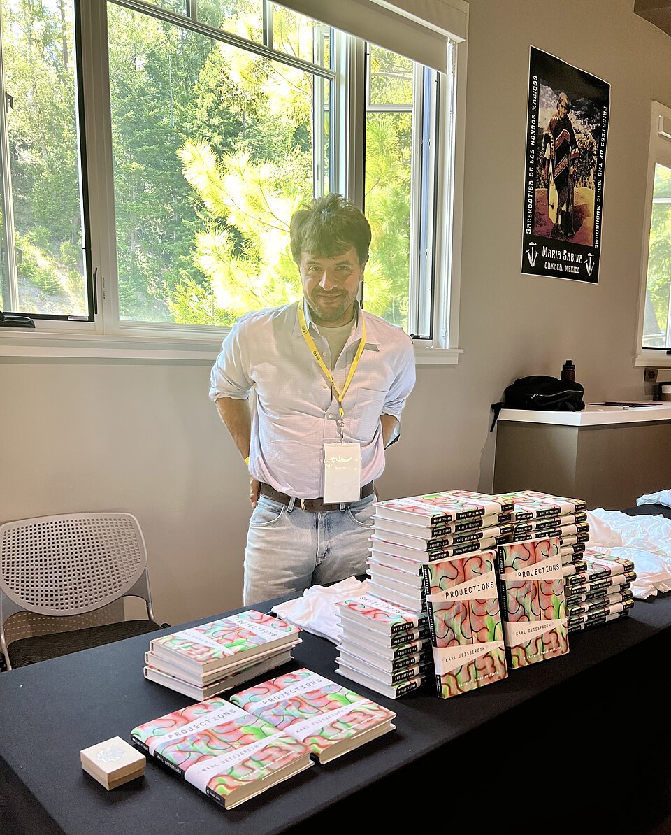 Karl Deisseroth junto a copias de su libro Projections en la PSFC Summit, el 23 de mayo de 2022. El tamaño de la imagen se ajustó para esta galería.