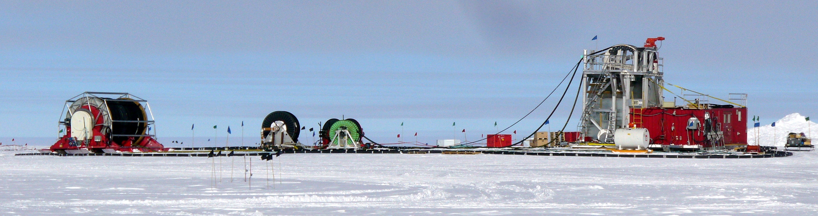 Equipo para perforar el hielo de IceCube en el campamento del Polo Sur, el 13 de diciembre de 2009. La foto original muestra una vista más amplia y fue recortada.